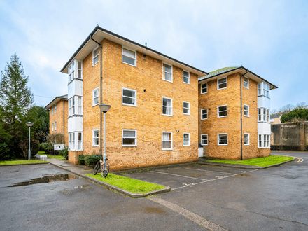 CHAIN FREE ** SOUGTH AFTER BRIGHTON LOCATION ** PARKING ** GREAT INVESTMENT ** 160 YEAR LEASE **